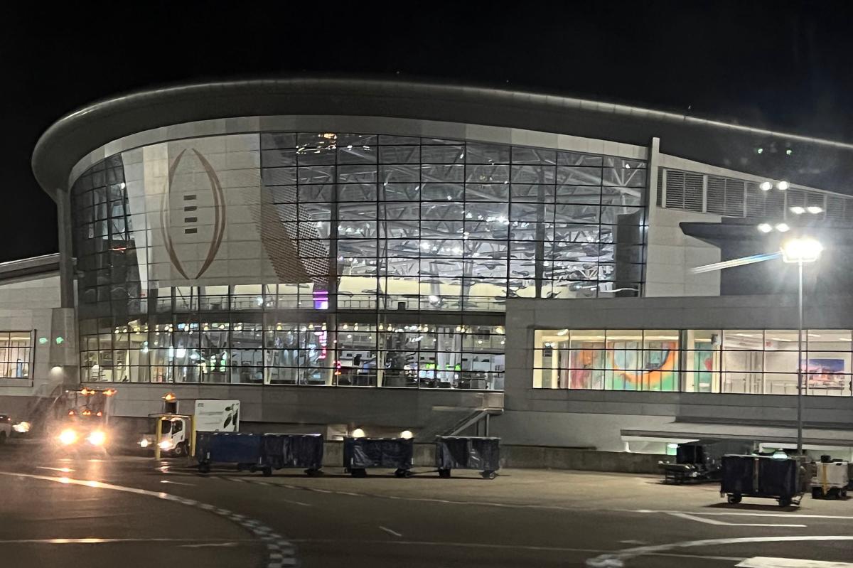 RandomstuffA2Z's tweet image. 🚨💔 Sad report from Indianapolis: A passenger has died after plunging 50 feet at the airport. This shocking event has left many reeling. Wrapping her family and friends in prayers for strength, comfort, and peace as they mourn this loss 🙏💙 

#IND #AirportTragedy #PrayersUp