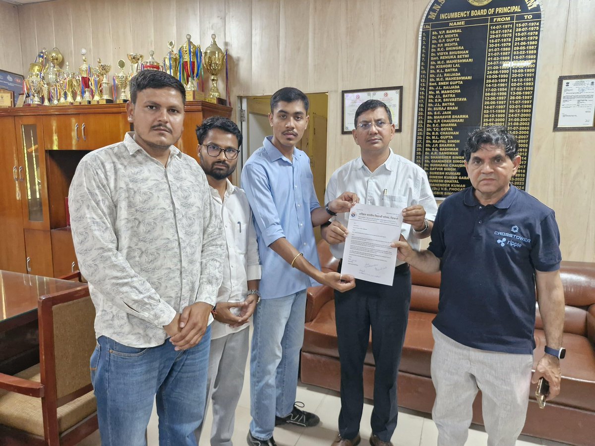 HaryanaAbvp's tweet photo. अखिल भारतीय विद्यार्थी परिषद भिवानी इकाई द्वारा विभिन्न महाविद्यालयों में छात्र संघ चुनाव बहाली के संबंध में शिक्षा मंत्री के नाम ज्ञापन सौंपा गया एवं सरकार से इस विषय पर शीघ्र सकारात्मक निर्णय लेने की मांग की।
#HaryanaAbvp #abvpbhiwani #ABVP4Students #StudentsElection https://t.co/aYQMrgRRTg