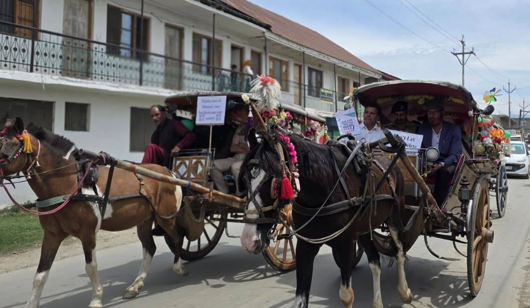 MaqsoodMuntzir's tweet image. #Sopore admin turns to Tanga in unique anti-drug awareness drive