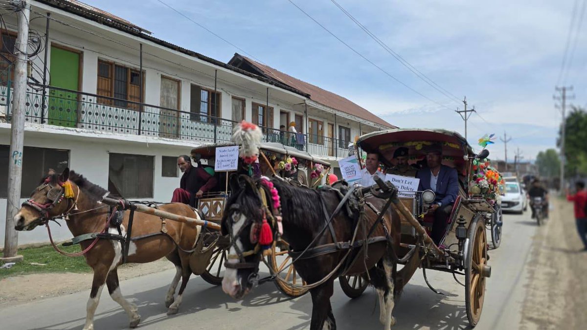 MaqsoodMuntzir's tweet image. #Sopore admin turns to Tanga in unique anti-drug awareness drive