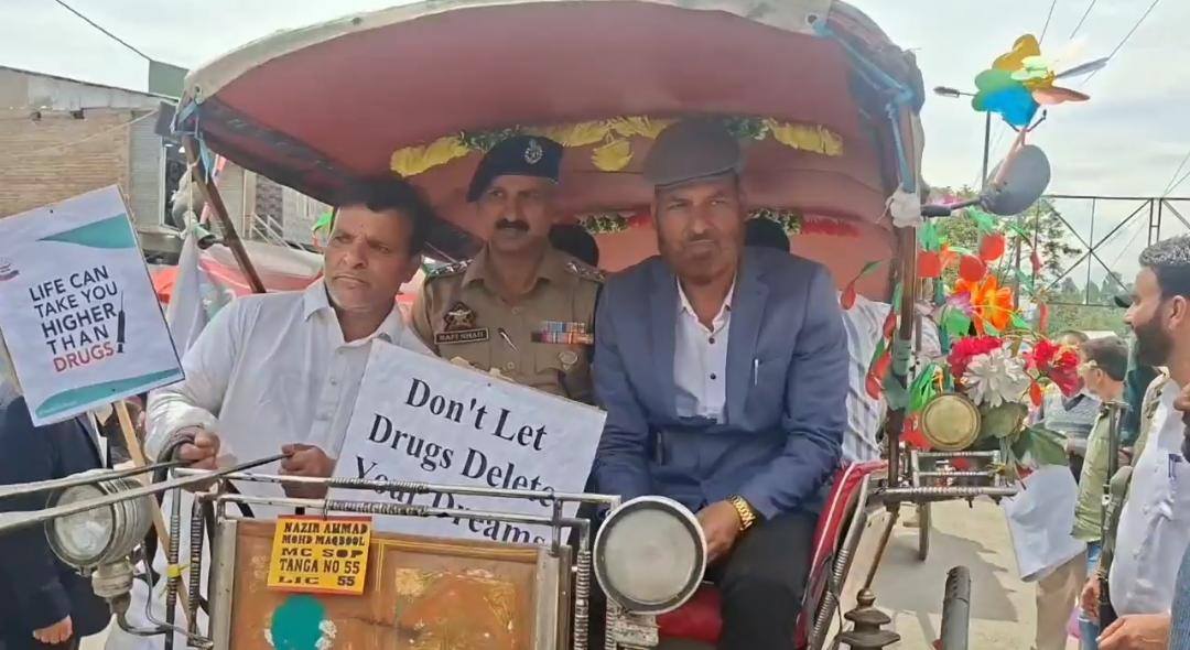 MaqsoodMuntzir's tweet image. #Sopore admin turns to Tanga in unique anti-drug awareness drive