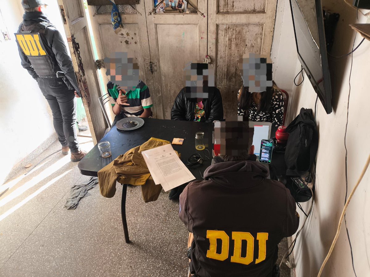 24conurbano's tweet image. #MardelPlata “DAME TODA LA PLATA”: ENTRARON ARMADOS A UN LOCAL QUE FUNCIONA DENTRO DE LA HABITACIÓN DE UNA CASA, LE APUNTARON EN LA CABEZA A UNA JOVEN DE 23 AÑOS Y SE LLEVARON $100.000

El violento hecho ocurrió el 14 de febrero cerca de las 13 en un comercio ubicado en Lobería