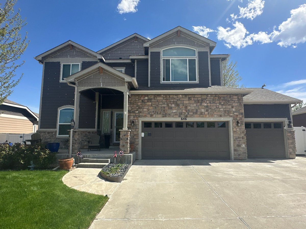 paintingnoco's tweet image. April 2026 work spotlight! This Loveland craftsman went from tan to sage green — full exterior repaint by Painting NoCo. Cabinets, exteriors &amp;amp; more this spring!

Free estimate: paintingnoco.com

#PaintingNoCo #LovelandCO #BeforeAndAfter #ColoradoPainting