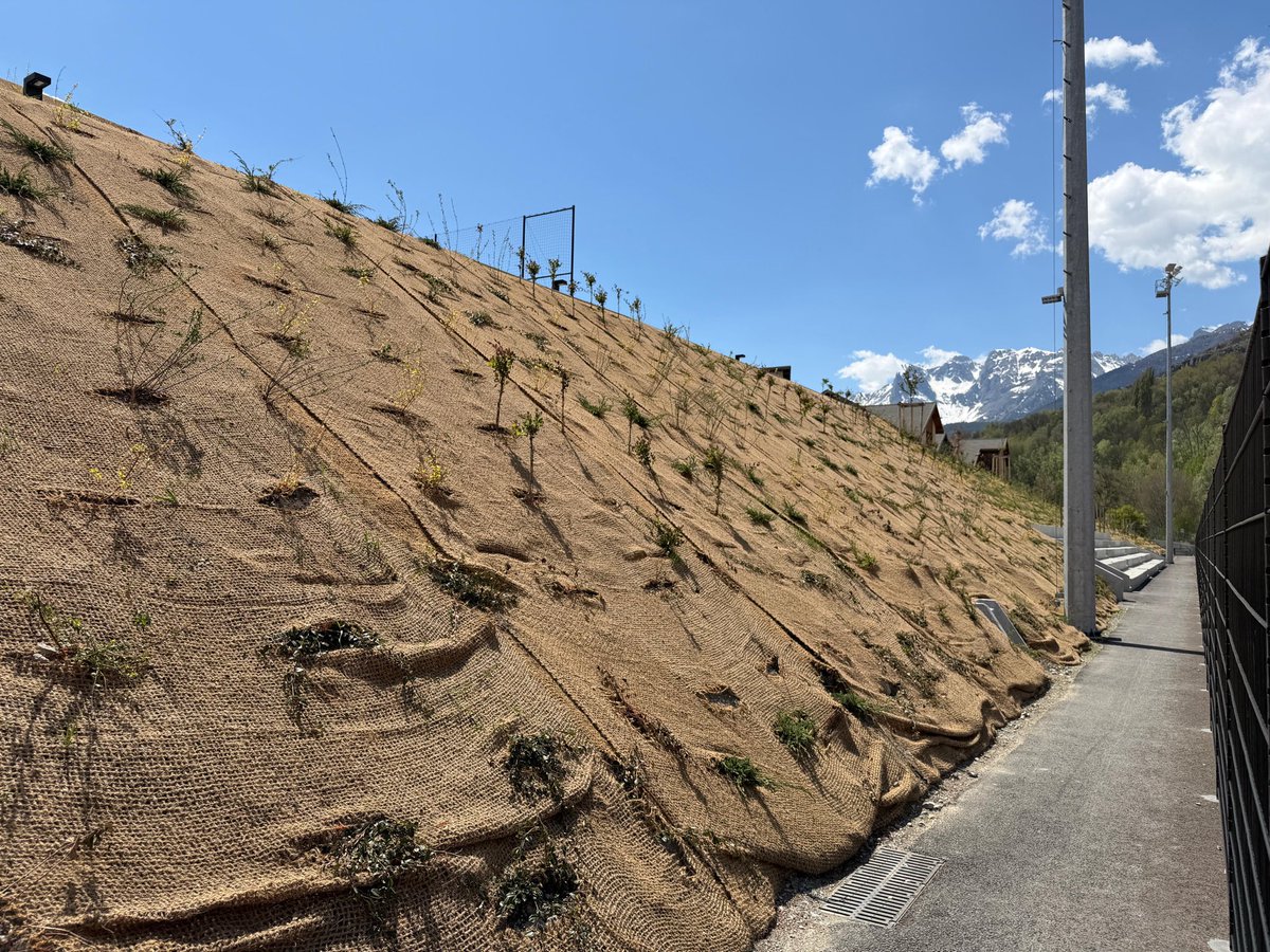 VilleBriancon's tweet photo. Les travaux ont repris au Parc des Sports ⤵️

➡️ nettoyage intégral du Parc, végétalisation du talus, plantation d’arbres
➡️ remplacement du groupe froid de la Patinoire : la chaleur issue de la production de froid permettra de chauffer le gymnase et la piscine en grande partie https://t.co/4AekVvJbMH