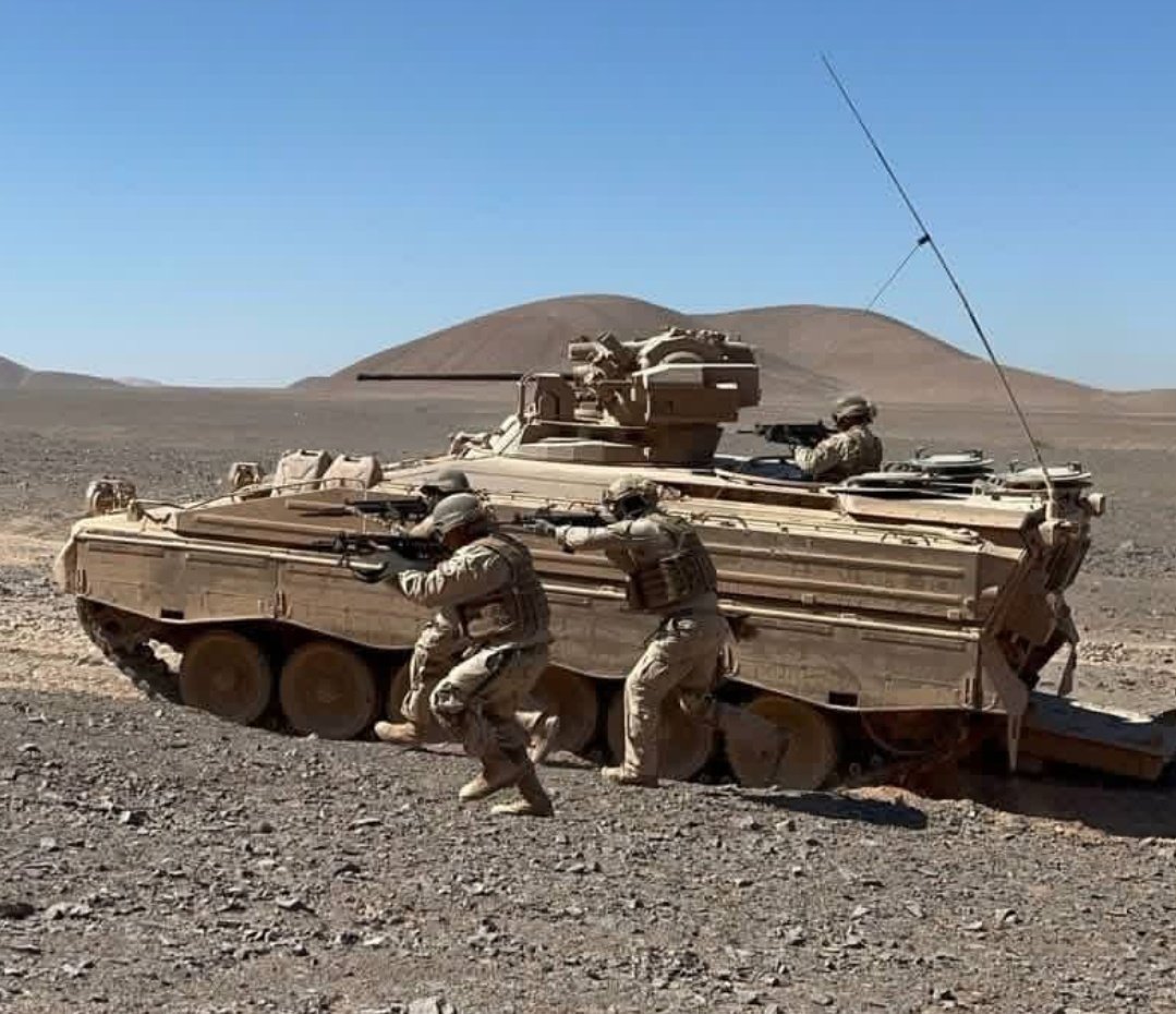 pampaIIIpelis's tweet image. #CHILE muestra musculo en el norte del pais y saca a su 1ra brigada de Coraceros.
Realizo ejercicios combinando sus MBT Leopards 2A4p y los Marder 1A3 recientemente modernizados