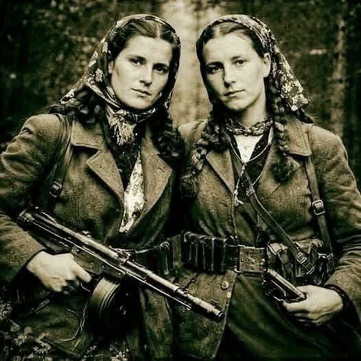 Це фото говорить більше, ніж будь-які слова
Дві жінки зі зброєю.
Без постановки. Без емоцій “на камеру”.
Сестри Галайди зі Львівщини — Ганна і Марія.
Вони родом із села Шпиколоси на Сокальщині.
Звичайне село, звичайна родина.
Але в 1940-х це “звичайне життя” закінчилося.