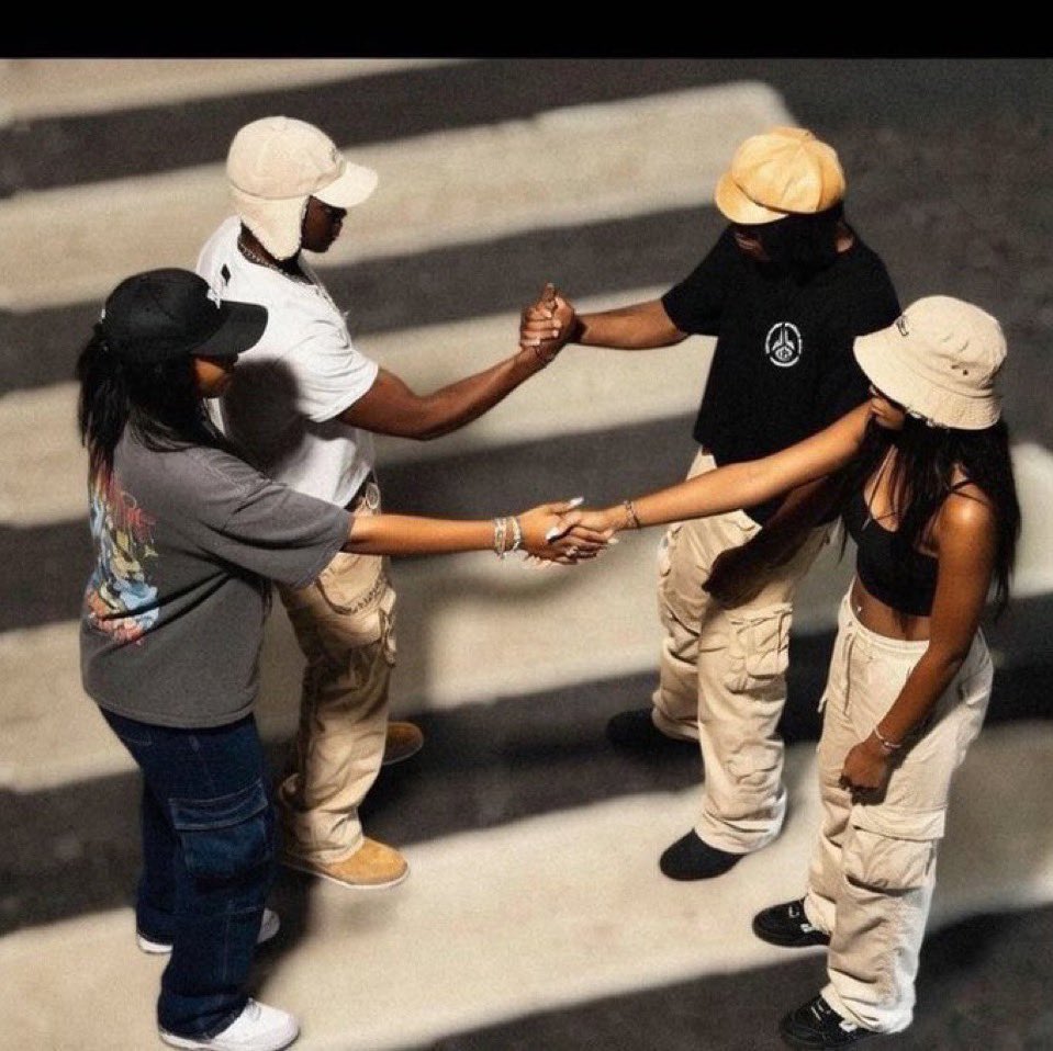 𝔼ℍ𝕊𝔻ℍ𝕆ℕ tweet media