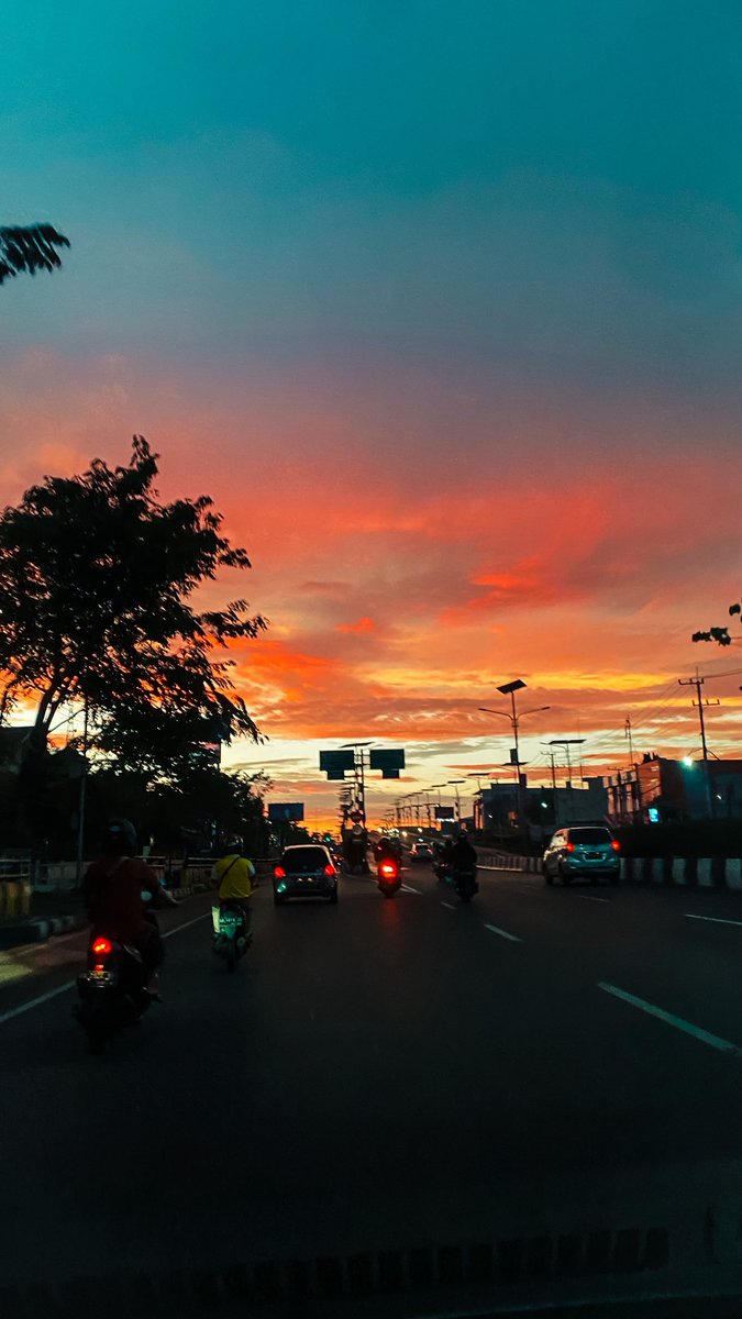 Recoveroffie's tweet photo. @dsuperboy Langit kalsel kala senja.. https://t.co/WEuSHgAhjS
