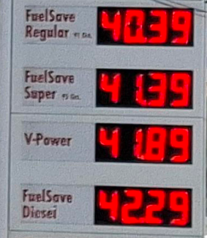 El_Imparcialgt's tweet photo. 🚨BURLA TOTAL: BAJA EL PRECIO DEL CRUDO PERO EN GUATEMALA SIGUE EN AUMENTO LA GASOLINA

Mientras el precio internacional del petróleo baja, en muchos países la gasolina también disminuye… pero en Guatemala sigue subiendo.

Aprobaron un subsidio que nunca entra en vigencia, aunque ya destinaron Q2 mil millones para financiarlo. El dinero existe, pero el beneficio no llega.

¿Quién gana con esto?

Los mismos de siempre.

Y mientras tanto, más tráfico = más consumo = más gasto para los guatemaltecos.

¿Cuánto tiempo más van a ignorar a la gente?