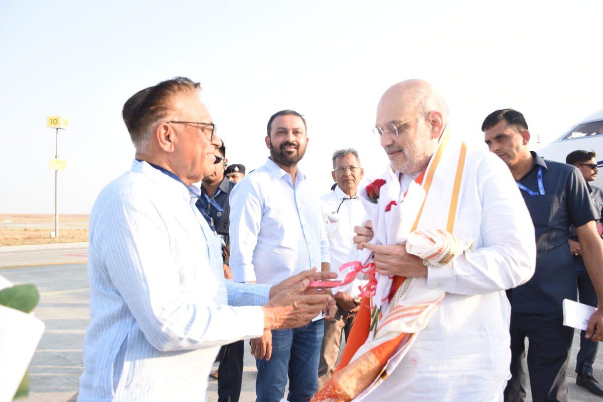 આજરોજ રાજકોટની ધરતી પર પધારેલ કેન્દ્રીય ગૃહ અને સહકારિતા મંત્રી માનનીય શ્રી <a href="/AmitShah/">Amit Shah</a> સાહેબનું રાજકોટ એરપોર્ટ પર ભાવભર્યું સ્વાગત કર્યું અને તેમને આવકાર્યા.