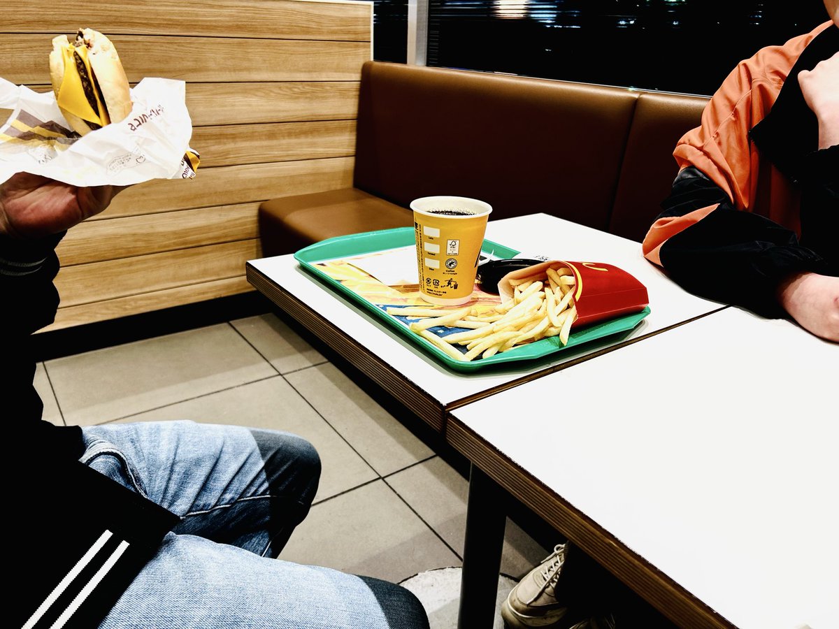 夜のマックで腹を割って話し合う

#半澤弘貴
#赤木ハル
#菅井裕太
