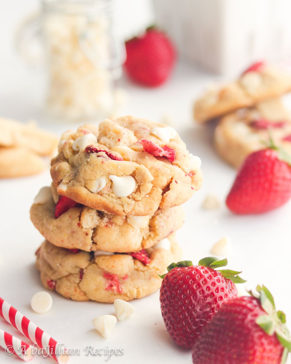 baJillianRecipe's tweet photo. STRAWBERRY SHORTCAKE COOKIES - These Strawberry Shortcake Cookies are soft, thick, and brimming with white chocolate chips, buttery shortbread cookies, and freeze dried strawberries! #StrawberryShortcake #CookieRecipes #SpringDesserts RECIPE: https://t.co/ApRXIUEdiP https://t.co/F4qJhn8nPj