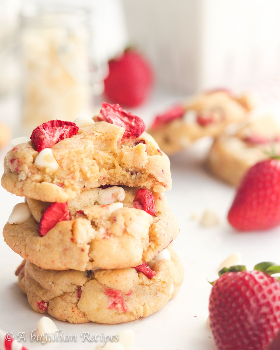 baJillianRecipe's tweet photo. STRAWBERRY SHORTCAKE COOKIES - These Strawberry Shortcake Cookies are soft, thick, and brimming with white chocolate chips, buttery shortbread cookies, and freeze dried strawberries! #StrawberryShortcake #CookieRecipes #SpringDesserts RECIPE: https://t.co/ApRXIUEdiP https://t.co/F4qJhn8nPj