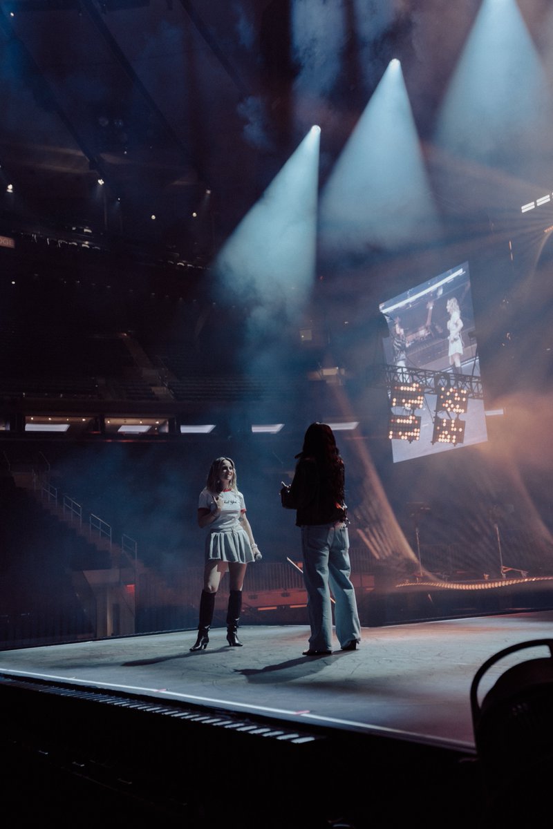 Demi HQ tweet media