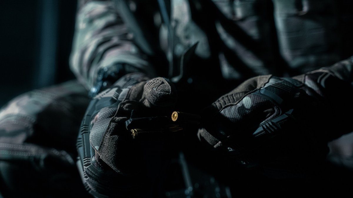 arsarma's tweet image. There's just something aesthetic about dark shots.

Look close enough and you'll spot the A-20 Titan harness plate carrier with Laser Cut technology and the A-23 Aylet shoulder protection module.

#tacticalgear #multicam #military