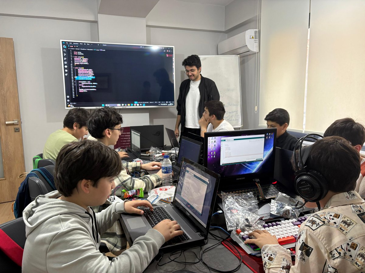 YediHilalist's tweet photo. Mekatronik Atölyemizde 3. haftayı başarıyla geride bıraktık! ⚙️

Öğrencilerimiz bu hafta sensör entegrasyonları, LCD ekran kullanımı ve servo motorlu radar yapımı gibi ileri düzey Arduino projelerini uyguladılar. Geleceğin mühendisleri yetişiyor. 

Çalışmalarımızdan kareler 👇📸 https://t.co/KyEdQhw13a