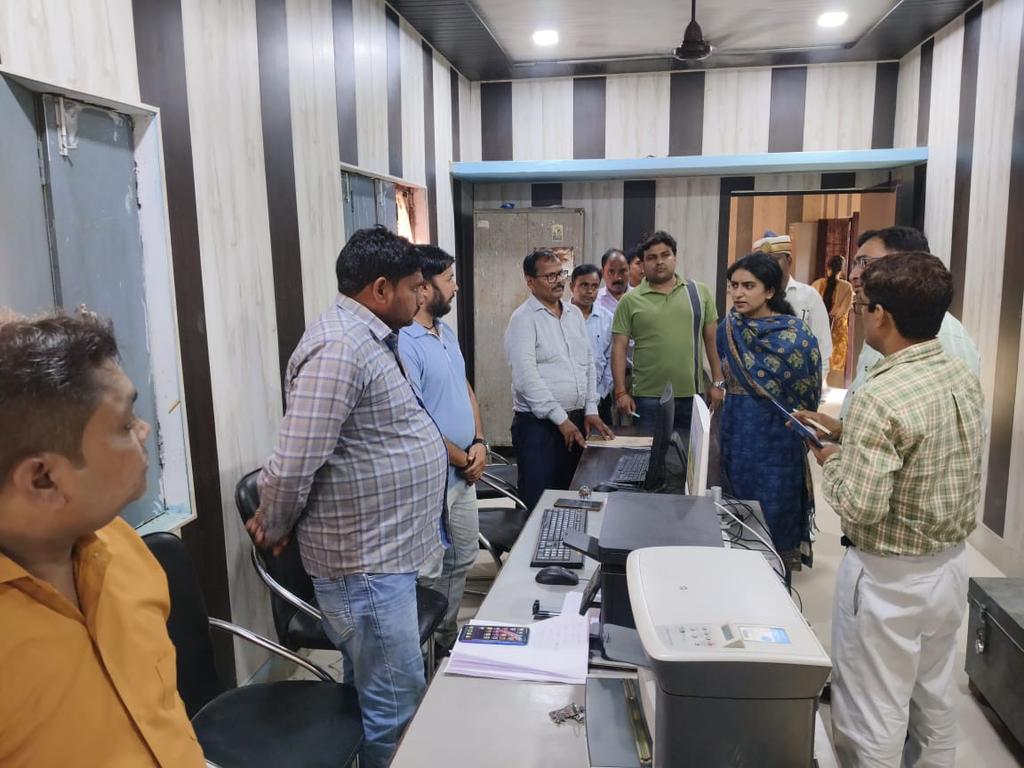 CdoSitapur's tweet image. विकास खंड खैराबाद कार्यालय का निरीक्षण किया गया। निरीक्षण के दौरान अभिलेखों एवं पत्रावलियों का अवलोकन किया गया तथा पाई गई कमियों को तत्काल सुधारने के निर्देश संबंधित अधिकारियों व कर्मचारियों को दिए गए।
#Sitapur #Inspection #Administration #Accountability