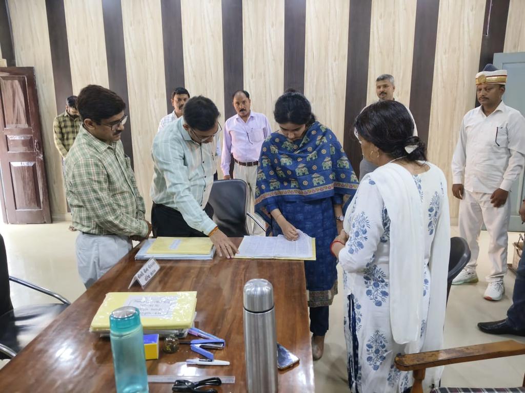 CdoSitapur's tweet image. विकास खंड खैराबाद कार्यालय का निरीक्षण किया गया। निरीक्षण के दौरान अभिलेखों एवं पत्रावलियों का अवलोकन किया गया तथा पाई गई कमियों को तत्काल सुधारने के निर्देश संबंधित अधिकारियों व कर्मचारियों को दिए गए।
#Sitapur #Inspection #Administration #Accountability