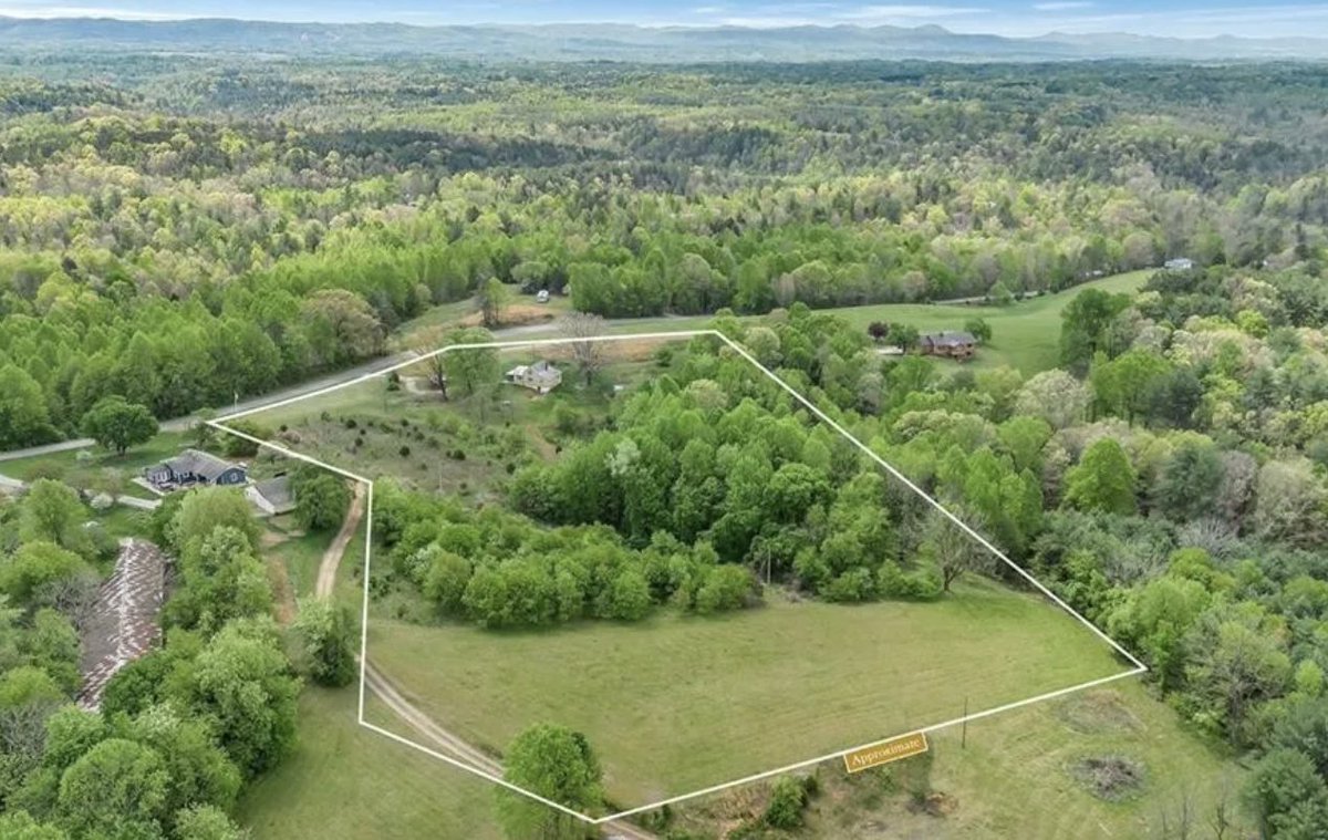 oldhouseunder50's tweet image. $180K. c.1940 #NorthCarolina #Farmhouse With 8.6 #Acres and Beautiful Views.  oldhousesunder50k.com/c-1940-north-c…
