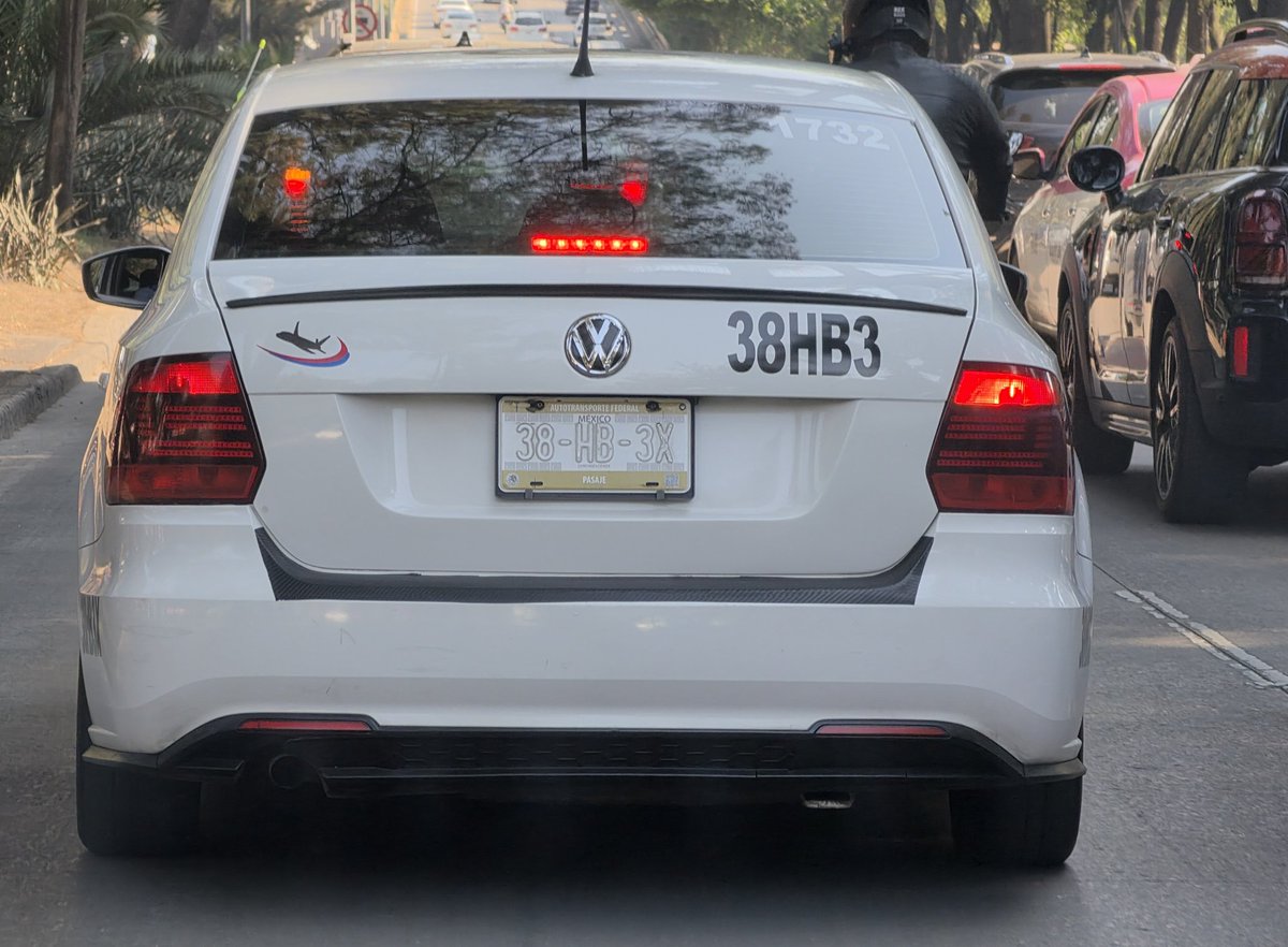 LALOROS's tweet photo. @nacholozano Y así andan con las placas despintadas y nadie Les dice algo. https://t.co/nHLv4cqylX