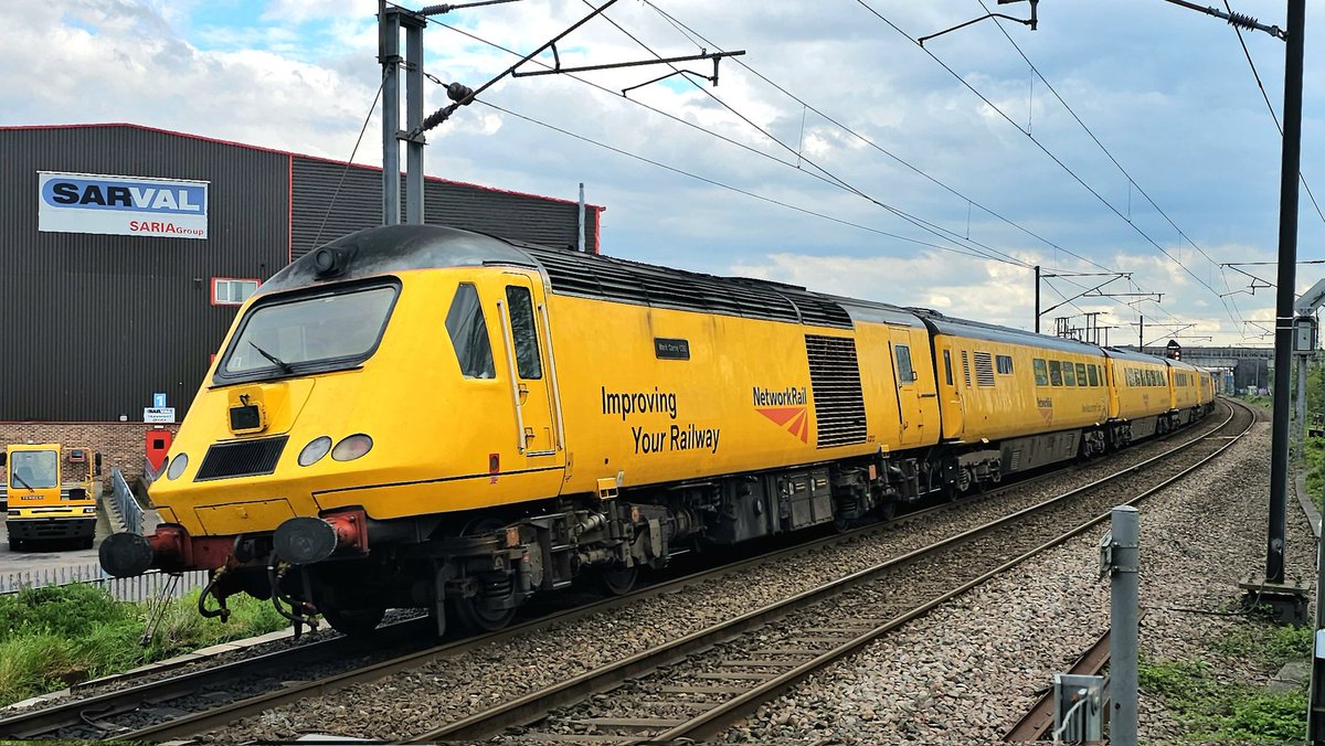 Harrod15S's tweet photo. 43013 &amp; 43014 on test train through Moat Hills LC on the approach to Doncaster working 1Q19 Darlington to Kings Cross 27/04/26 #class43 #trains #HST #Testtrains #Doncaster https://t.co/FTSev4aL6H