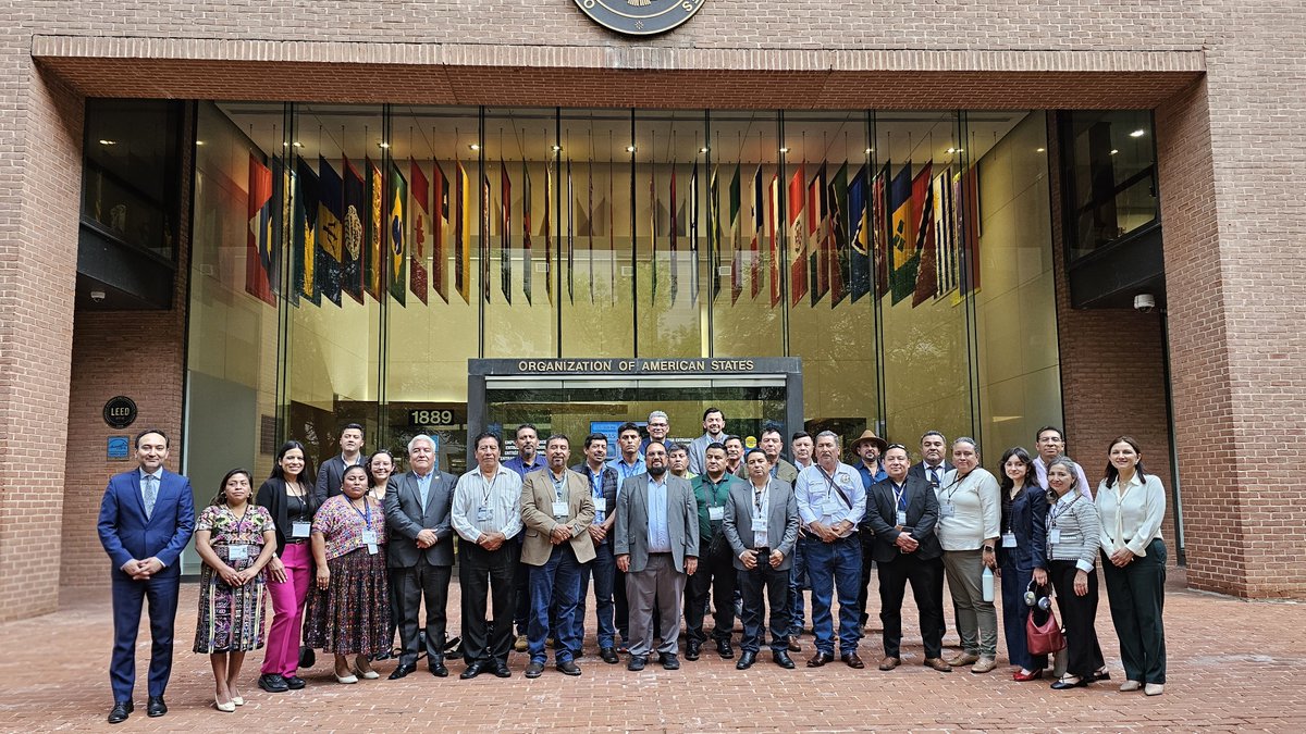 OEA_Democracia's tweet photo. La Secretaría para el Fortalecimiento de la Democracia y los equipos de @OEA_GestionPub, @EscuelaOEA, @CatastroOEA, @redgealc y @DSDSM_OEA se reunieron con autoridades subnacionales de Guatemala 🇬🇹 y representantes de la empresa privada, en el marco de la visita de @expomuni y Promuni para explorar oportunidades de formación y cooperación en gestión pública, gobierno digital, catastro y redes de gobiernos subnacionales.

Julio de Paz , concejal de San Bartolomé Milpas Altas, resaltó el impacto positivo que ya tiene la @OEA_oficial en #Guatemala a través de programas como el @PIFJOEA de @OEA_Democracia, que acerca la justicia a su comunidad y contribuye a la construcción de una cultura de paz.