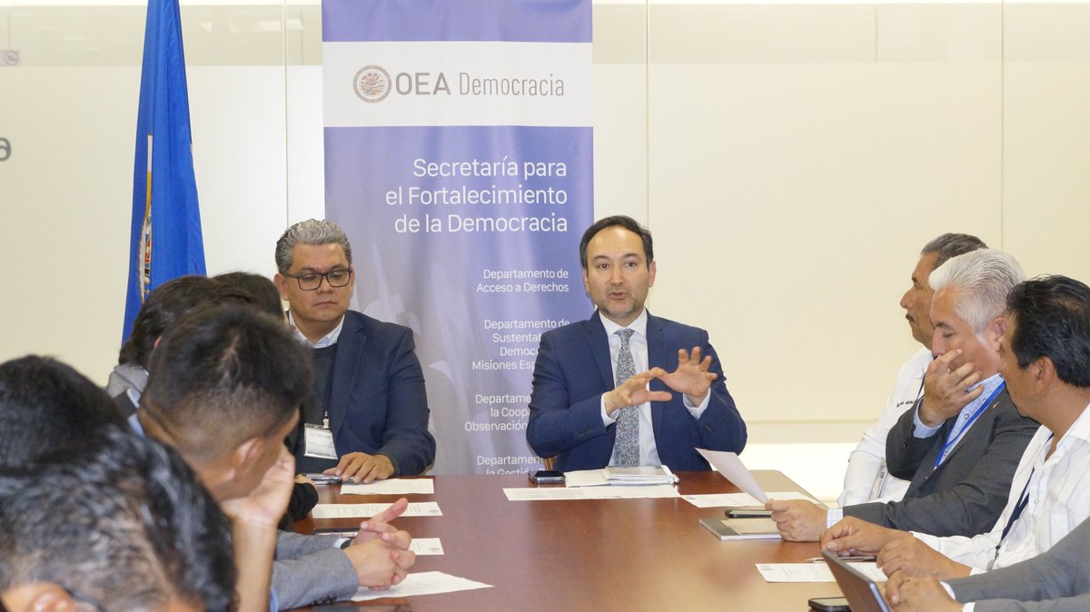 OEA_Democracia's tweet photo. La Secretaría para el Fortalecimiento de la Democracia y los equipos de @OEA_GestionPub, @EscuelaOEA, @CatastroOEA, @redgealc y @DSDSM_OEA se reunieron con autoridades subnacionales de Guatemala 🇬🇹 y representantes de la empresa privada, en el marco de la visita de @expomuni y Promuni para explorar oportunidades de formación y cooperación en gestión pública, gobierno digital, catastro y redes de gobiernos subnacionales.

Julio de Paz , concejal de San Bartolomé Milpas Altas, resaltó el impacto positivo que ya tiene la @OEA_oficial en #Guatemala a través de programas como el @PIFJOEA de @OEA_Democracia, que acerca la justicia a su comunidad y contribuye a la construcción de una cultura de paz.