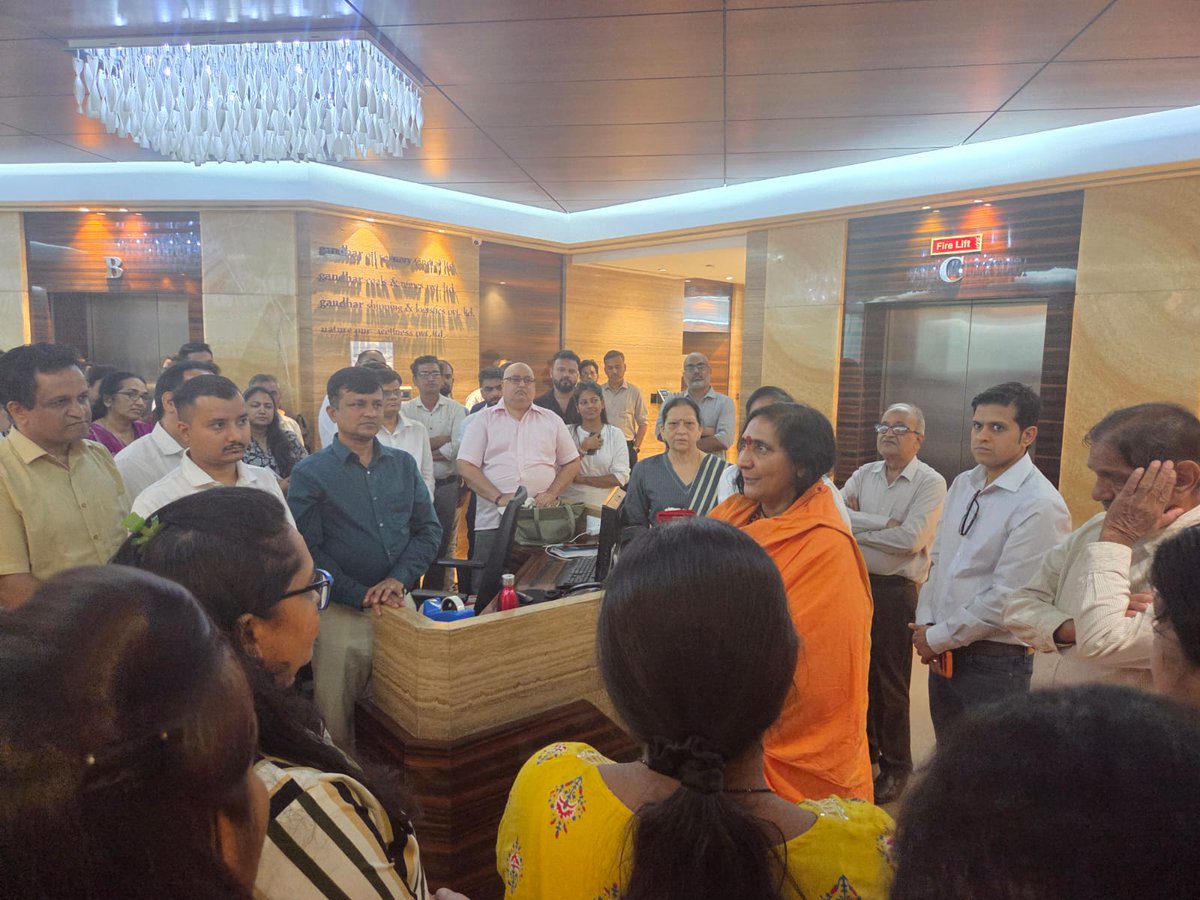 n4nash's tweet photo. Honored with the Padma Bhushan, Pujya Sadhvi Ritambhara Ji in GandharOil Office.On this occasion,we extended a heartfelt welcome and received her divine blessings.Salutations to her unparalleled contributions to the nation &amp;dharma.#GandharOil 
@DidiRitambhara #Maharashtra #Mumbai https://t.co/V6loVbC8Mt