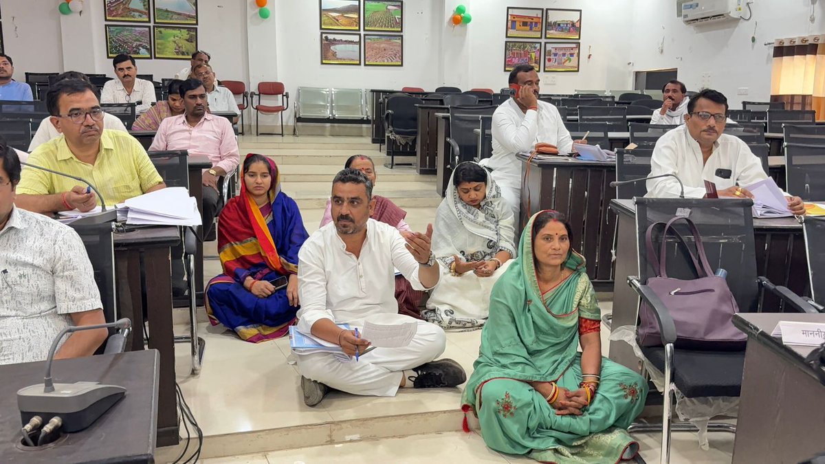 news21national's tweet image. #Satna : जनता के हक के लिए जमीन पर बैठे जनप्रतिनिधि, बैठक में हंगामा 

#PublicProtest #CorruptionIssue #LocalGovernance #PeoplesVoice #BreakingNews #News21