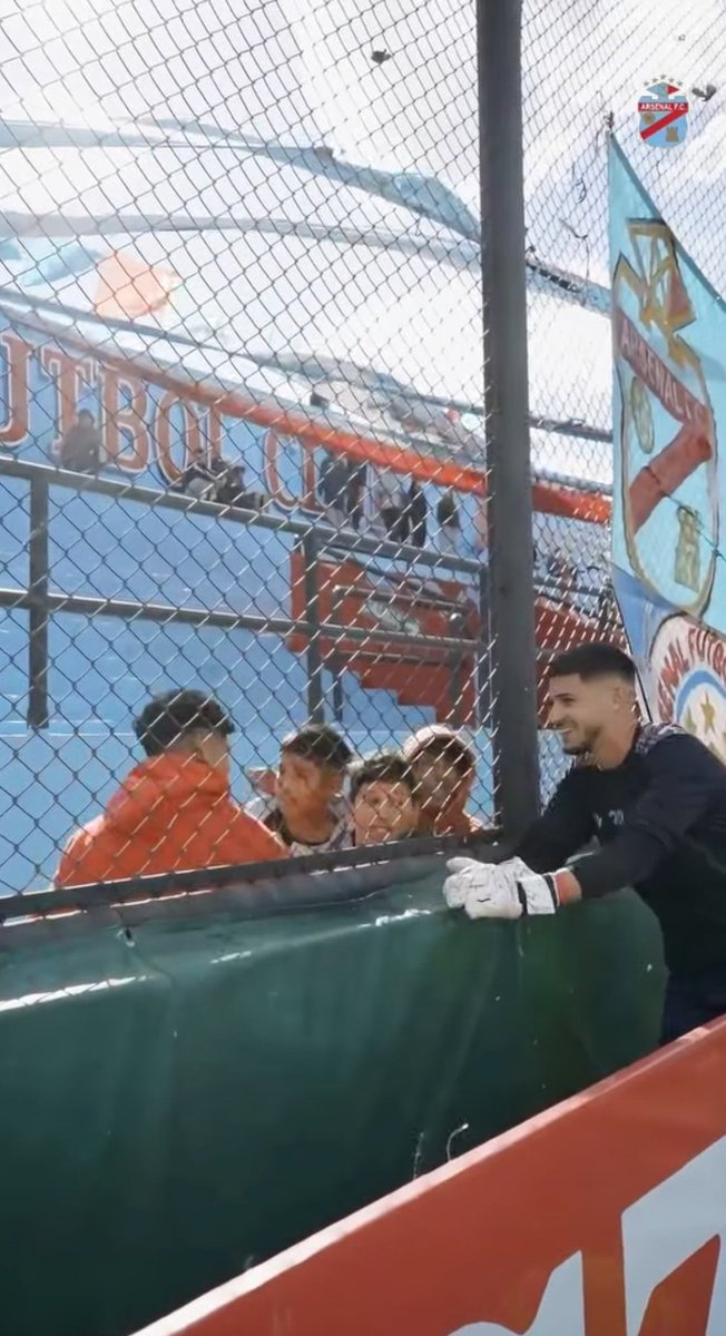 Pasamos de tener un arquero que cuando le tocaba atajar en el arco de Arsenal se quedaba en el área grande para no saludar a la gente y encima iba para atrás. A tener a un tipo que da 100% seguridad y encima se va a sacar foto al alambrado con los pibes. Soy Lobelista gente
