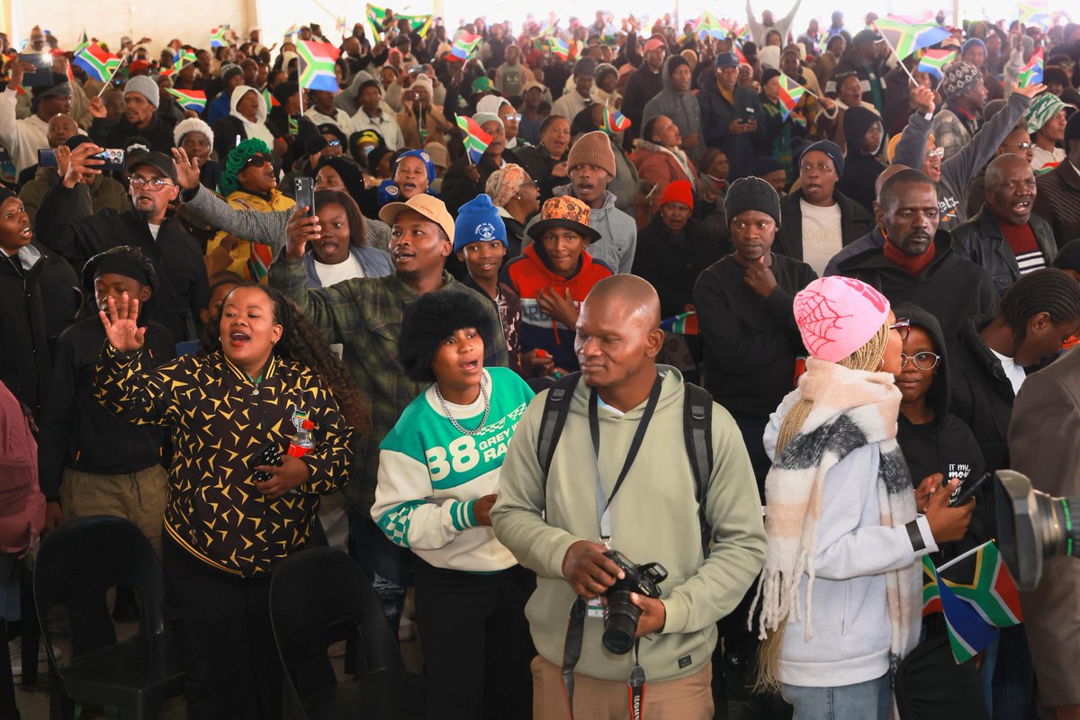 GovernmentZA's tweet image. #GovZAUpdates  | A strong turnout in Bloemfontein! 
Community members and residents from surrounding areas gathered in large numbers to listen to President Cyril Ramaphosa at the #FreedomDay2026 celebrations in Bloemfontein.

 #RuleOfLaw  
#30yrsDemocraticCitizenship