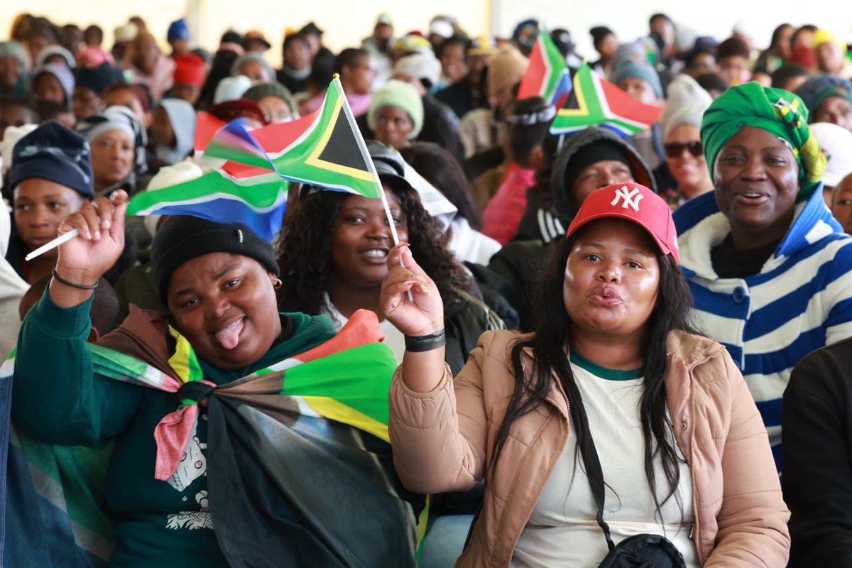 GovernmentZA's tweet image. #GovZAUpdates  | A strong turnout in Bloemfontein! 
Community members and residents from surrounding areas gathered in large numbers to listen to President Cyril Ramaphosa at the #FreedomDay2026 celebrations in Bloemfontein.

 #RuleOfLaw  
#30yrsDemocraticCitizenship