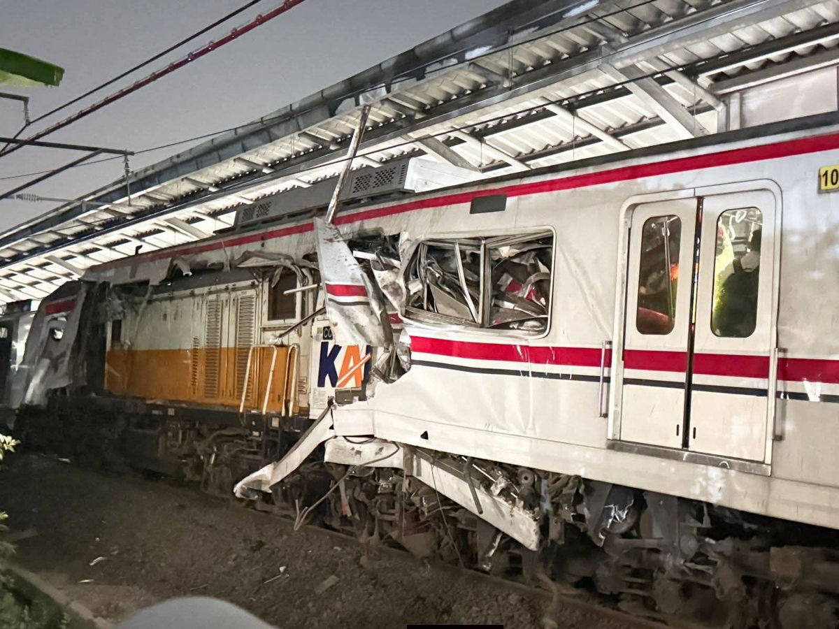 vanvanel's tweet photo. Malam ini, Senin 27 April 2026, terjadi tabrakan antara KRL Commuter Line dengan Kereta Api Argo Bromo Anggrek di Stasiun Bekasi Timur.
Menurut informasi, KRL sempat berhenti karena ada mobil mogok di perlintasan sebidang, namun tiba-tiba ditabrak dari belakang oleh KA Argo Bromo Anggrek. Kerusakan paling parah terjadi di gerbong khusus wanita. Proses evakuasi masih berlangsung hingga saat ini.
Semoga semua penumpang dan awak kereta dalam keadaan selamat 🙏