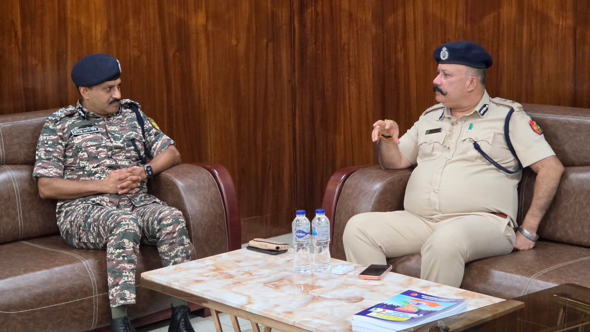 Maintaining the spirit of democracy with absolute vigilance! 

​Ahead of the crucial Phase 2 polls, DG <a href="/crpfindia/">🇮🇳CRPF🇮🇳</a> Shri Gyanendra Pratap Singh, IPS, held a strategic meeting with Dr. Rajesh Kumar Singh, IPS (ADG), and senior West Bengal Police officers at SP office, Diamond