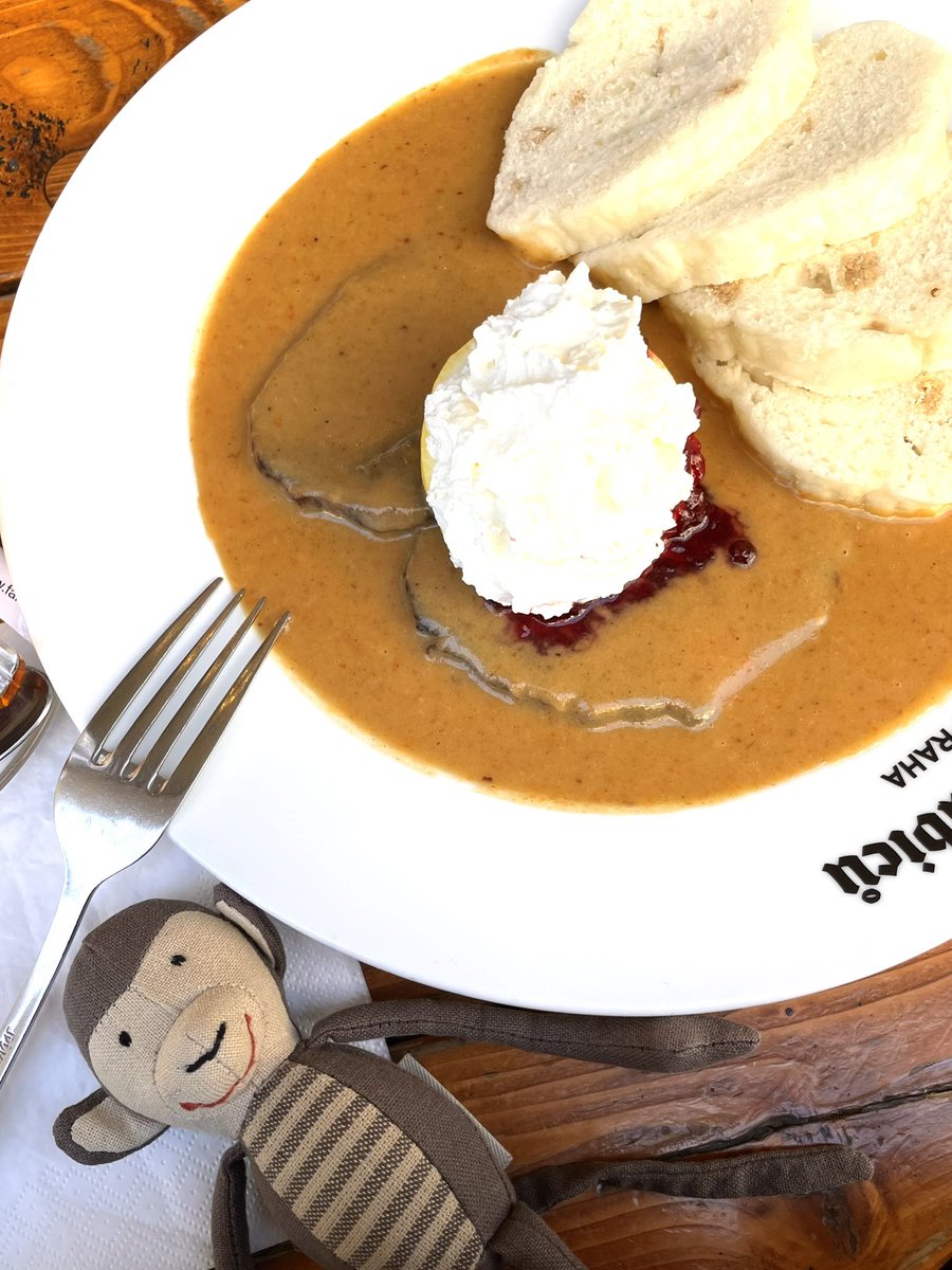 monkichisaruno's tweet image. スヴィチュコヴァーを食べた。ベリージャムの酸味がいい感じ。パンはスポンジのような食感。

#prague #プラハ #svíčková