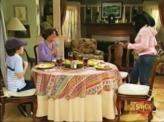 ThePearSource's tweet photo. It seemed unlikely, but the #DrakeAndJosh tennis balls shot was indeed filmed on a set that was used on #AllThat. It's in S09E01 (and redressed in S09E05), filmed after D&J S1 but aired before: https://t.co/05KKsSQiko
So was this an actual D&J scene? Probably not, but... https://t.co/PSxGo654bF