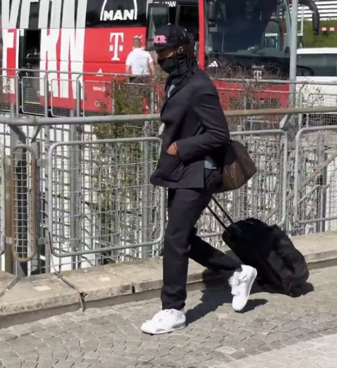 🚨 𝗡𝗘𝗪: Michael Olise on his way to Paris!