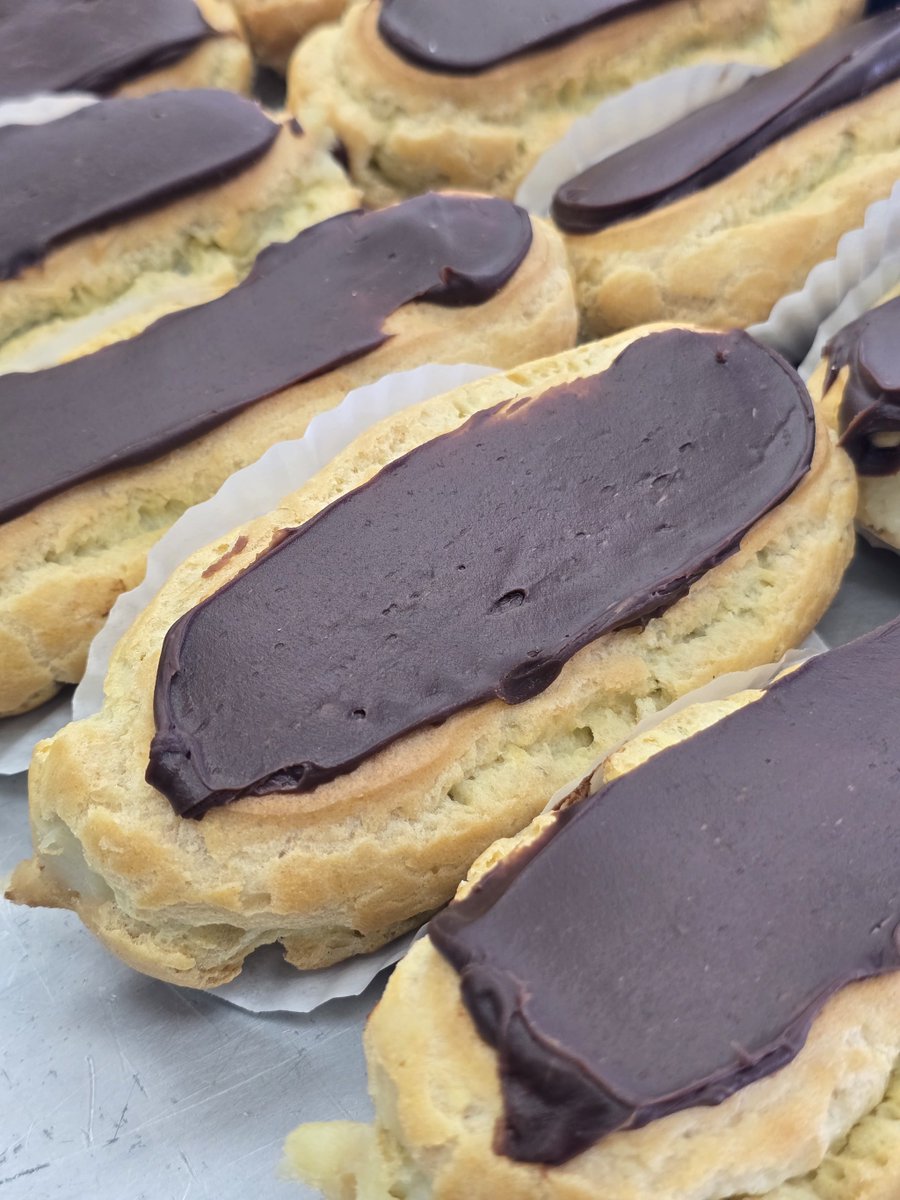 AntoinesPastry's tweet image. Eclairs! Baked fresh everyday and filled with our vanilla custard topped with chocolate! #antoinespastryshop #pastry #pastries #french #chocolate #vanillacustard #richthebaker #custard