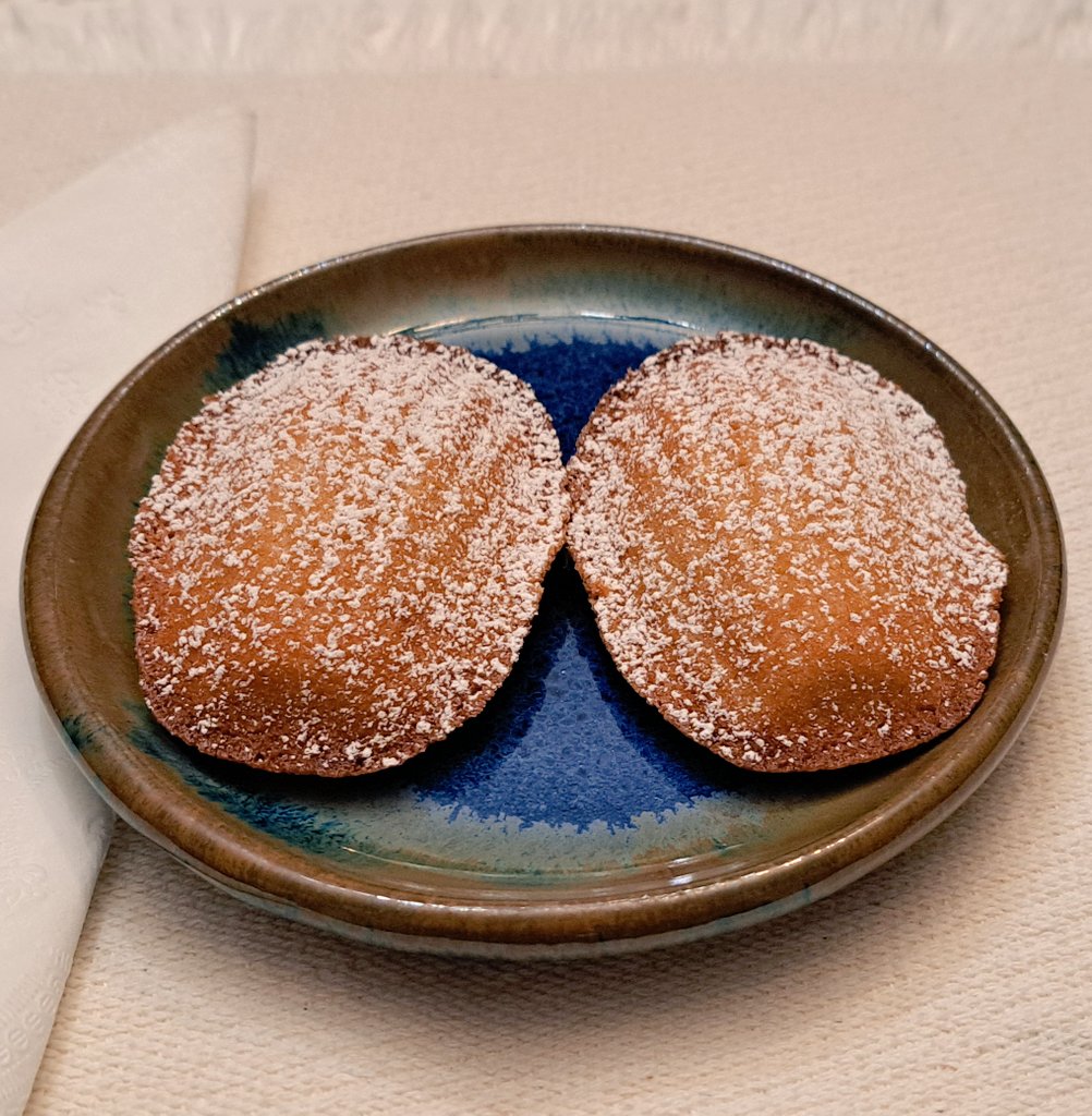 AnneSchlegel1's tweet image. Madeleines warm from the oven, sprinkled with powdered sugar: great to have after cleaning the kitchen and enjoying the snowball bush in the #garden!  Wishing everyone a great week! #delicious #homemade 
#MondayMotivation