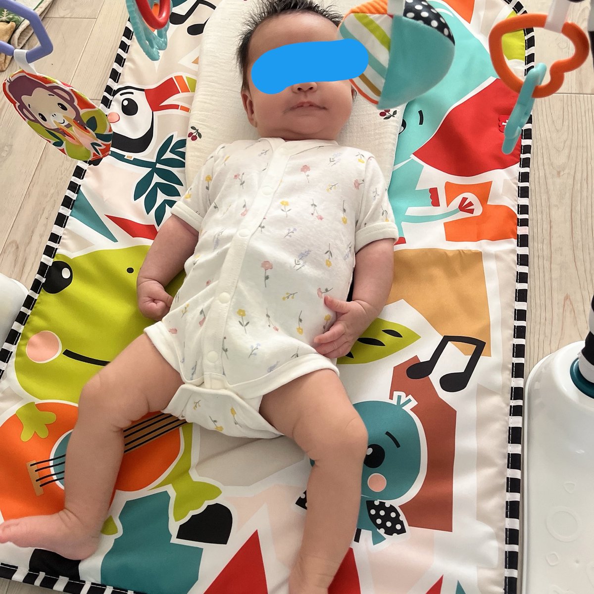 abee__abe's tweet photo. あっという間に4月も終わってしまう〜
👶🏻の成長は早いものです☺️

1枚目 川の字で寝るの幸せ
2枚目 チャイルドシートでは基本寝る
3枚目 初おもちゃ〜買って正解
4枚目 最近はこぶしずっとしゃぶってる

初めての予防接種も無事に終了！
来月はお宮参りとお食い初めだ〜♪♪
毎日が幸せです🥰 https://t.co/crhe5FdKQz