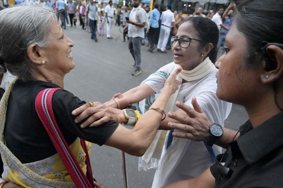 AITCofficial's tweet photo. The heart of Bhabanipur beats for its daughter! ❤️

Unmatched energy and overwhelming love on the streets today as Smt. @MamataOfficial moved through her home turf.

In every smile and every blessing, the message remains the same. Bengal stands with its own. https://t.co/vS8EESEQfc