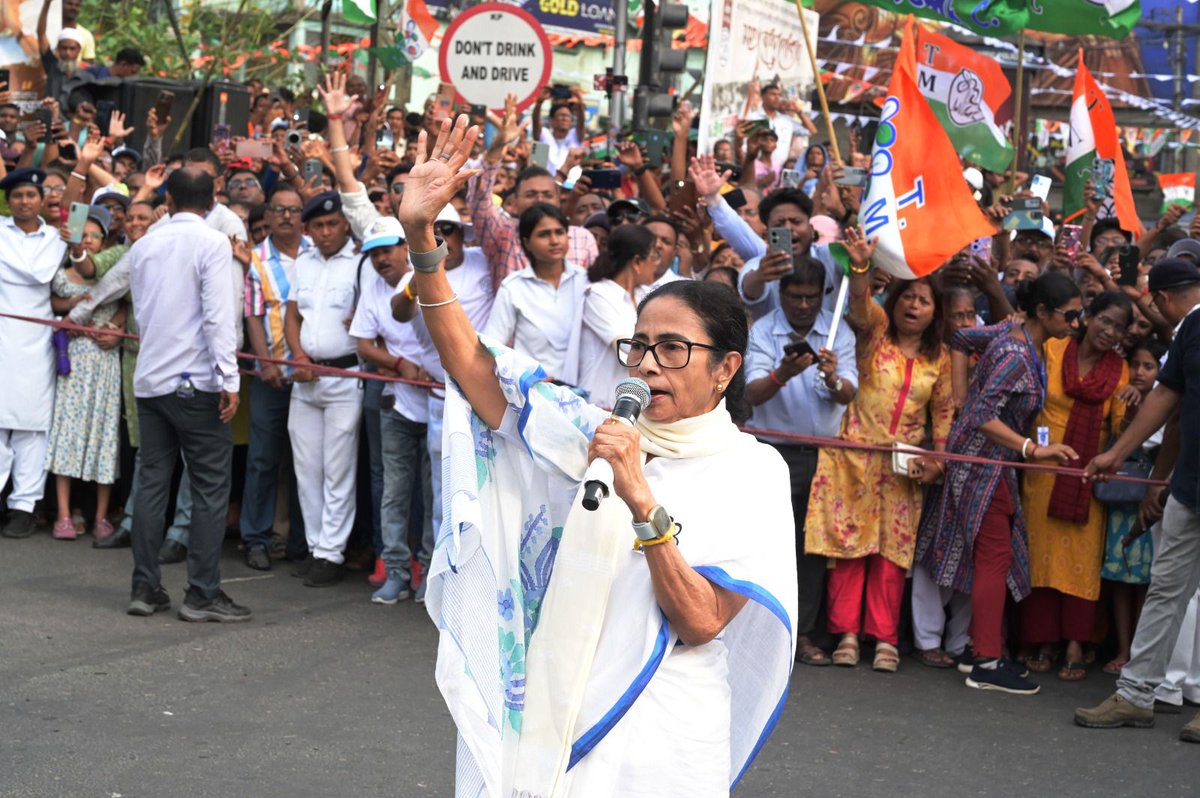 AITCofficial's tweet photo. The heart of Bhabanipur beats for its daughter! ❤️

Unmatched energy and overwhelming love on the streets today as Smt. @MamataOfficial moved through her home turf.

In every smile and every blessing, the message remains the same. Bengal stands with its own. https://t.co/vS8EESEQfc
