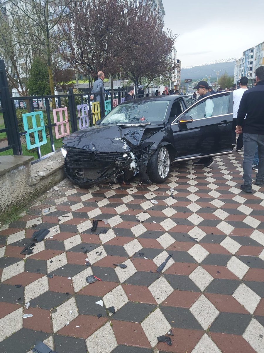 Muhtarhalim12's tweet photo. Migros bölgesi, Bingöl Caddesi üzerinde 

Bu noktada neredeyse her hafta kaza yaşanıyor!

Defalarca paylaştık, defalarca uyardık, haber yaptık, vatandaşlarımızın gönderdiği kaza fotoğraflarını ve videolarını kamuoyuyla paylaştık. Ama ne yazık ki hâlâ kalıcı bir önlem alınmadı.

Burada yaşananlar kader değil, ihmaldir!

Bugün maddi hasarla atlatılan kazalar, yarın can kaybına dönüşmeden; yetkililerin bu noktaya acilen müdahale etmesi gerekiyor.

Yol düzenlemesi mi yapılacak, hız kesici mi konulacak, trafik ışığı mı gerekiyor, denetim mi artırılacak? Artık bir çözüm üretilmeli!

Biz susmayacağız, vatandaşımızın sesi olmaya devam edeceğiz. İnsan hayatı bu kadar ucuz olmamalı.

Yetkilileri bir kez daha göreve davet ediyoruz! (Sizden gelen foto ve videoyu olduğu gibi paylaşıyorum bazı videolar biraz serttı afınıza sığınarak paylaşmıyorum)

Kültür Mahallesi Muhtarı 
Halim Savuk

#BingölCaddesi #MigrosBölgesi  #trafikkazasi #genç