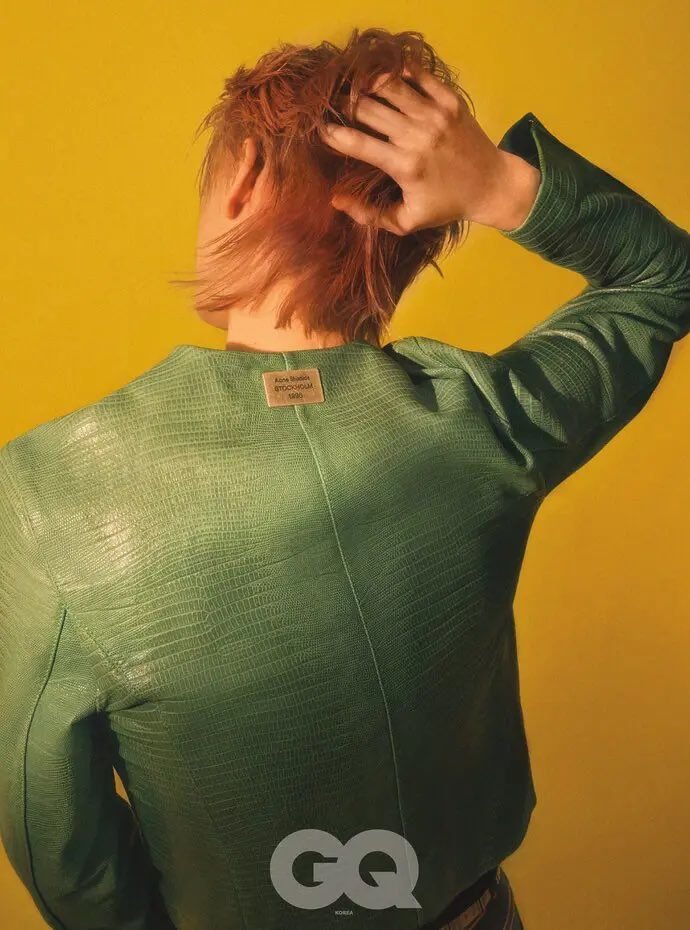 Sdinyu's tweet photo. Under a golden glow, each angle feels designed, with details coming so effortlessly. The light moves along every line, leaving a polished allure that lingers, like it knows exactly how to keep the attention right where it wants it, just enough to make you stay a little longer. https://t.co/1wz7vqoD2c