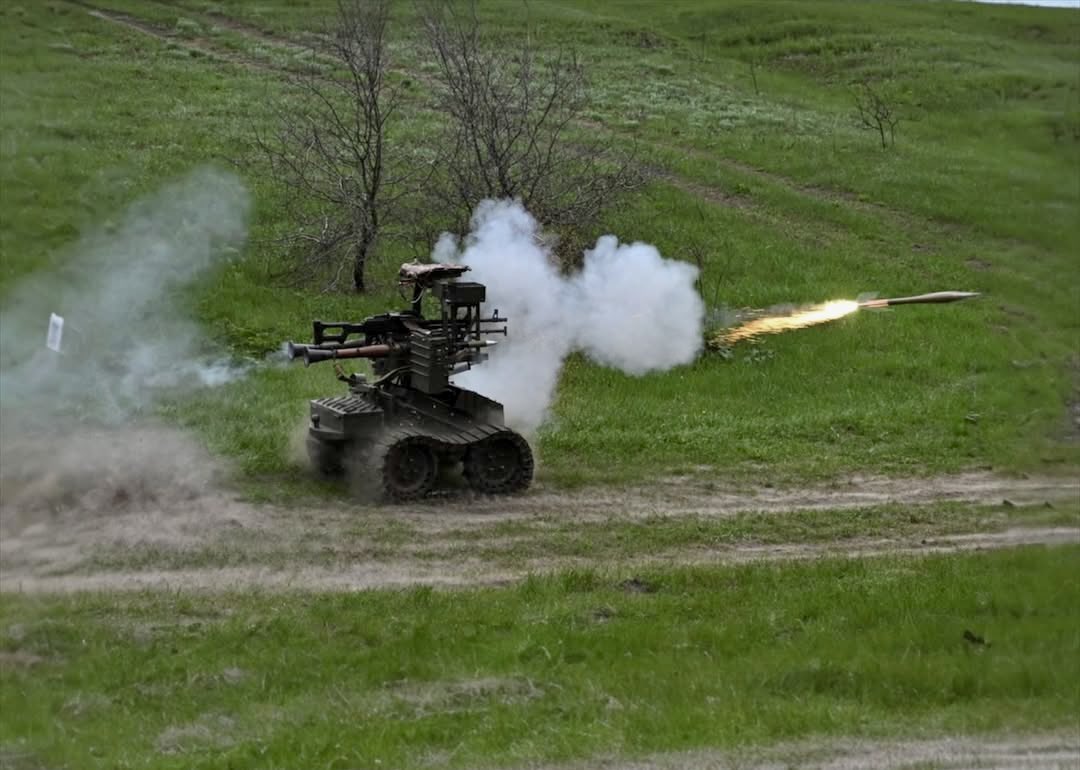 dronesdeguerra's tweet image. El dron de combate terrestre ucraniano "Gnome", en servicio con el 65.º Batallón de Reconocimiento Multirradián, se ve aquí disparando uno de sus lanzagranadas RPG.
#drone #ugv #war