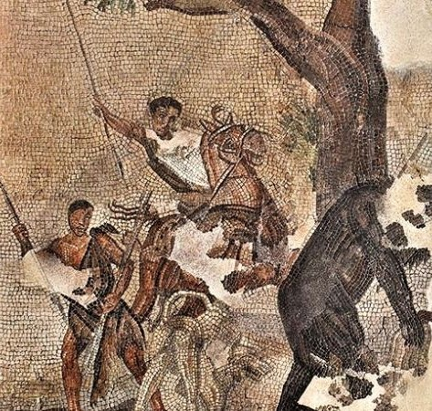 ArteCalabria's tweet image. Mosaico in tessere policrome con scena di caccia all'orso I sec. a.C., proveniente dall'importante città romana e statio di Taureanum, posta sulla Via consolare Annia-Popilia (a nord di Reggio Calabria).
#Calabria #arte #Heritage #Archaeology #MosaicMonday #ancient #art