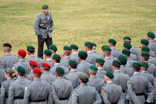 ObsContinental's tweet image. L'Allemagne se prépare de manière officielle au combat

#Allemagne #guerre

L’Histoire  se répète. L’Allemagne d’aujourd’hui viole le traité dit «4+2» qui  l’avait autorisée à se réunifier en voulant obtenir la plus grosse armée  d’Europe.

observateur-continental.fr/?module=articl…