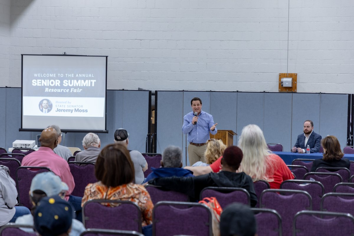 OakGovTreasurer's tweet photo. π Thank you to State Senator @JeremyAllenMoss for the invitation and hosting! It was wonderful helping seniors in Pontiac & Southfield gain valuable information and financial education. The Treasurer's Office is here to help. #SeniorSummit https://t.co/70IerBADl6