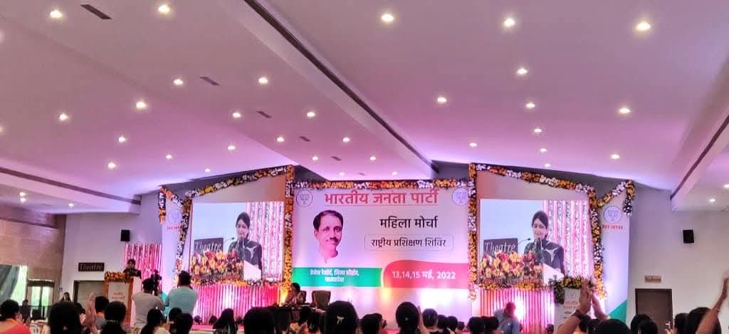 अब देखिये मोनिका अरोड़ा जी बीजेपी महिला मोर्चा से हैं, लेकिन वकील के तौर पर एकतरफा बात को neutral बनाकर पेश कर रही हैं।

यही तो शंका है केजरीवाल जी के मन में कि कहीं इंसाफ़ के नाम पर धोखा न हो?