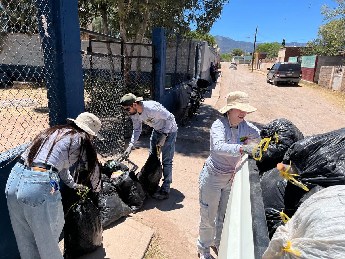 Pacifica_Silver's tweet photo. On Earth Day last week, the Pacifica Silver team had the joy of working side by side with the wonderful community and students of Santiago Papasquiaro, rolling up our sleeves to clean and care for our shared home.  

Because partnering with communities and doing good for the environment is at the very heart of what we do. 💚   

Proud of our team and grateful for every hand that helped!   #EarthDay #CommunityStrong #PacificaSilver $PSIL.CN $PAGFF